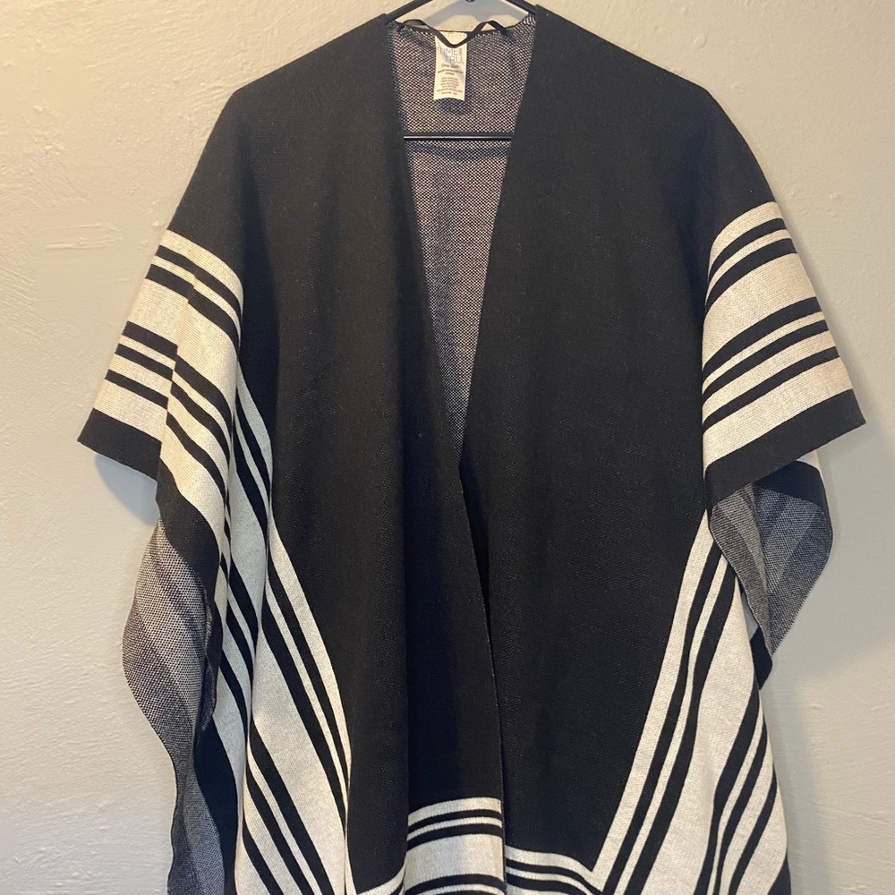 Women’s Black & White Time & Tru Shawl Cape One Size (Runs Big)